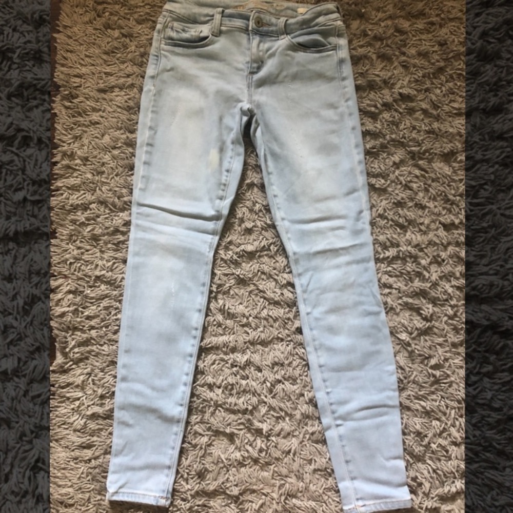 A nice pair of blue light washed Arizona jeans 👖.